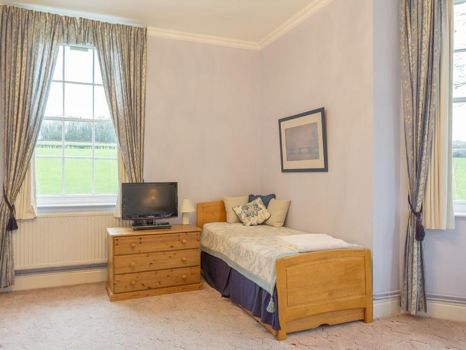 Marshwood Farm B&B And Shepherds Hut Dinton  Экстерьер фото