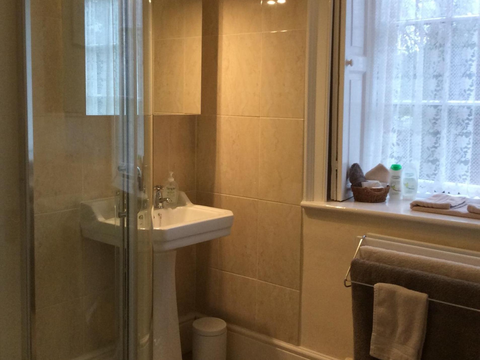 Marshwood Farm B&B And Shepherds Hut Dinton  Номер фото