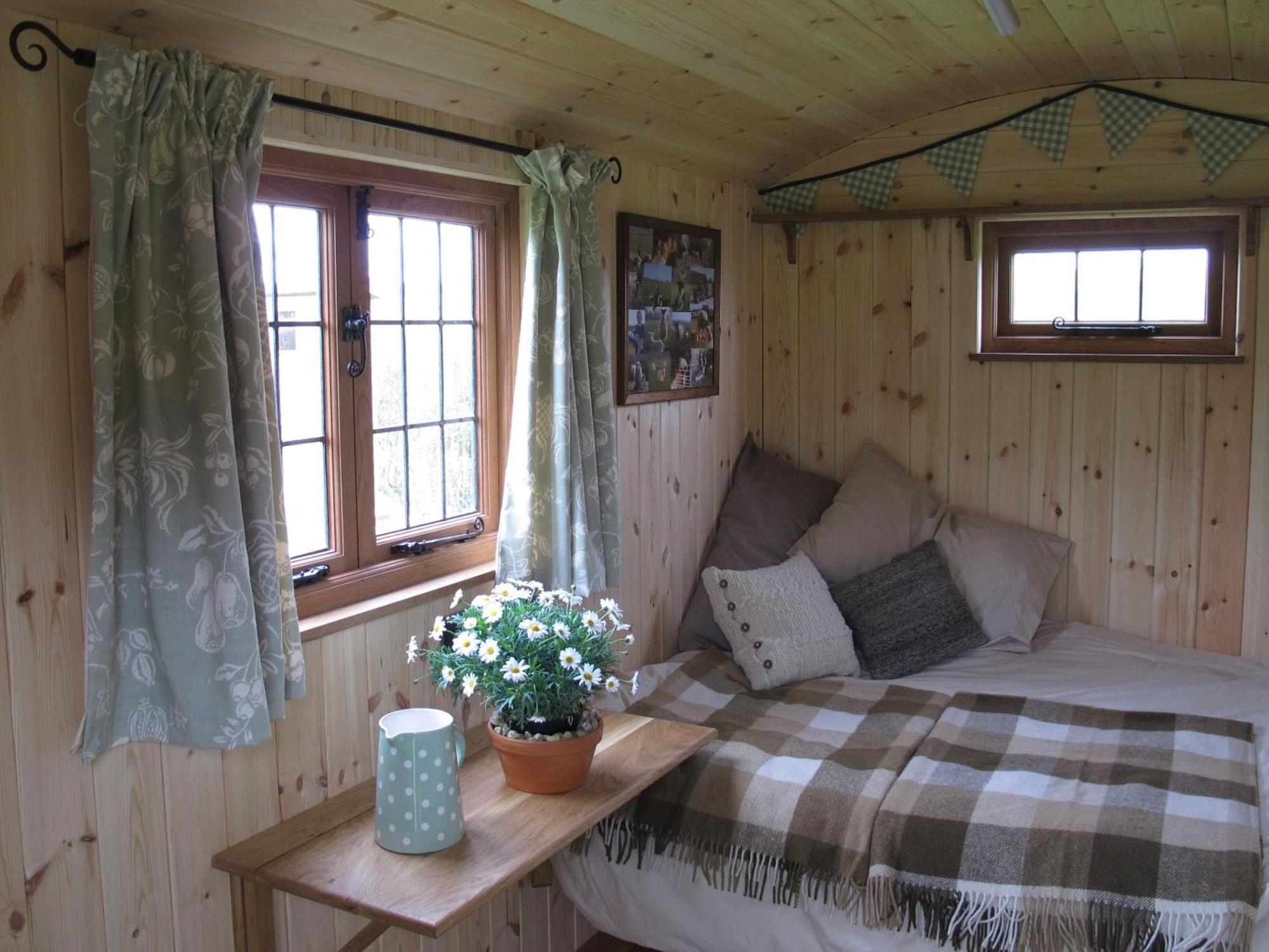 Marshwood Farm B&B And Shepherds Hut Dinton  Экстерьер фото