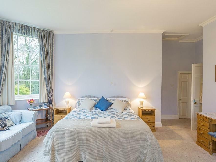 Marshwood Farm B&B And Shepherds Hut Dinton  Экстерьер фото