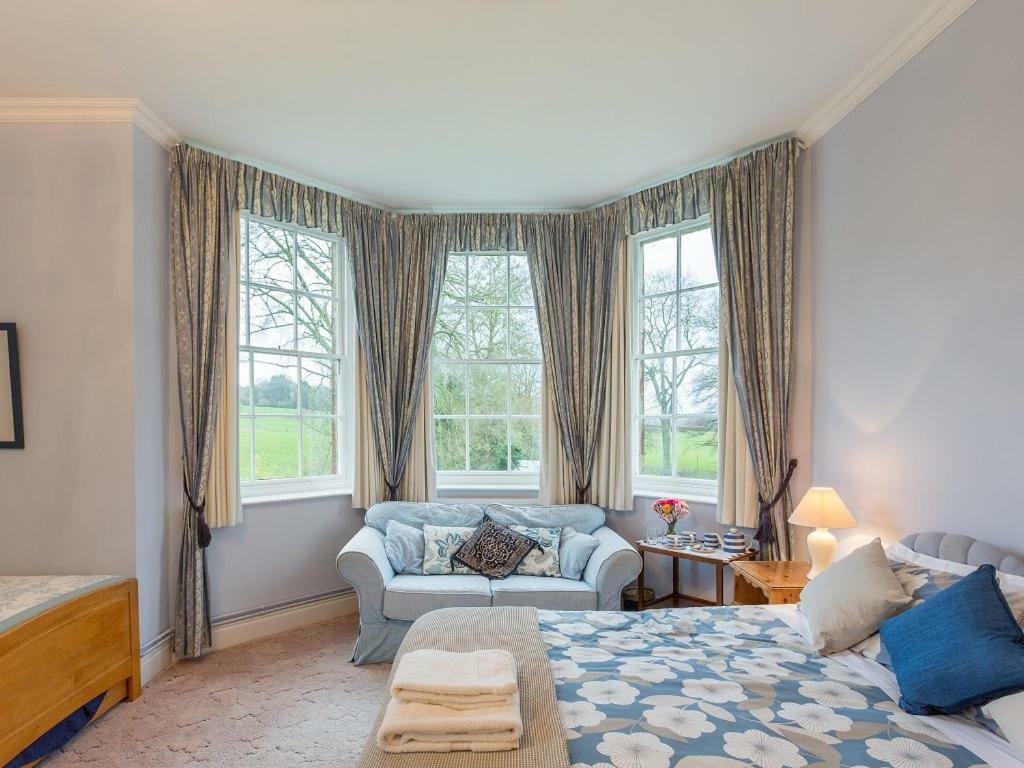 Marshwood Farm B&B And Shepherds Hut Dinton  Экстерьер фото